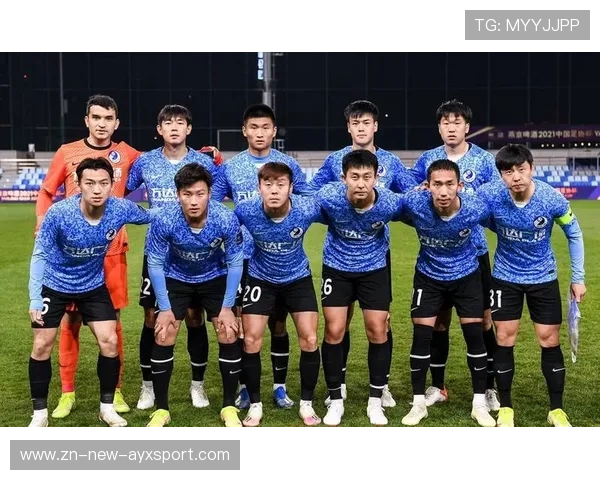 大连英博王禹边路突破制造传球机会，展现卓越技术与战术眼光